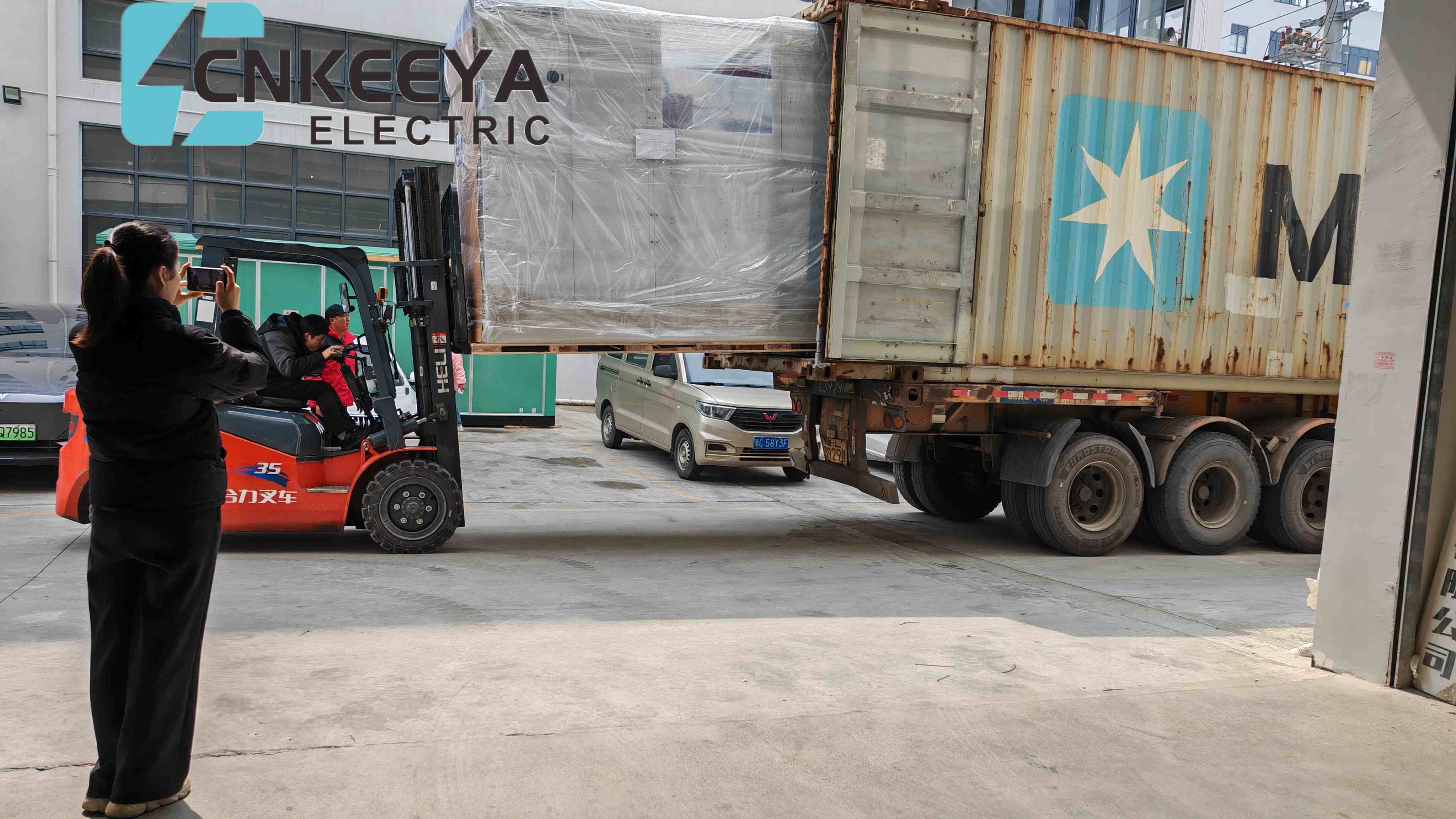 A cég négy KYN61-es szekrényét sikeresen berakodták és szállították, hogy segítsenek az ukrán ügyfelek energiaprojektjeinek felépítésében.